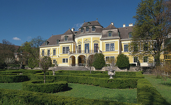 Neuwaldegg, Strattmann Villa