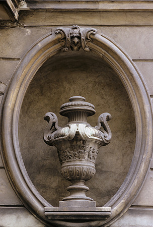 Vienna, Schönborn-Batthyany Palace, facade vase