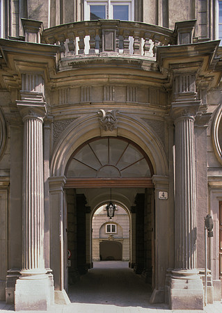 Vienna, Schönborn-Batthyany Palace, portal det